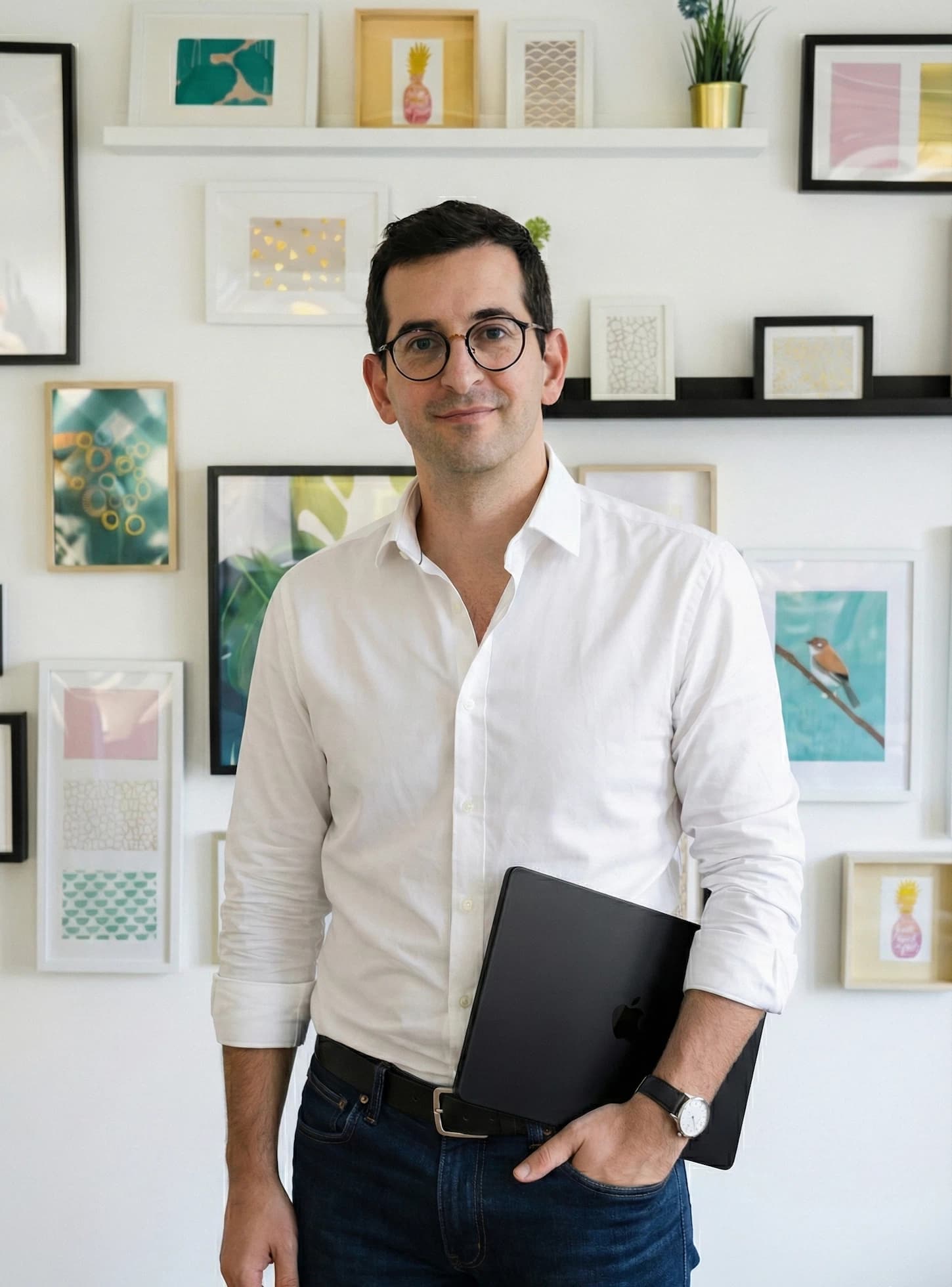 Luis Miguel Robles, fondateur d'Oseeka Studio, avec un MacBook à la main